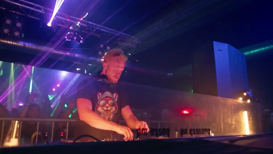 Startbild der DJ-Foxy-Website: DJ am Pult vor feierndem Publikum